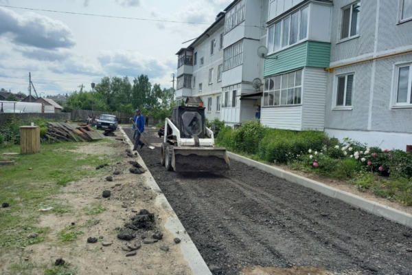В Клетне Брянской области  ремонтируют дворы