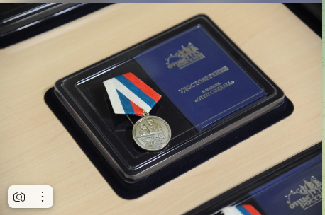 Губернатор Брянской области Александр Богомаз вручил награды общественного признания — медали «Отец солдата»