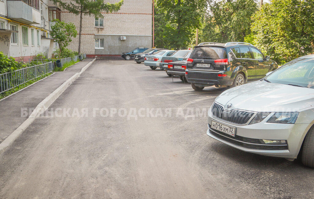 В Брянске отремонтировали первый из семи запланированных дворов