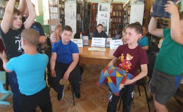 В преддверии дня России во Влазовичской сельской библиотеке прошла познавательно-игровая программа «Кто такие казаки?