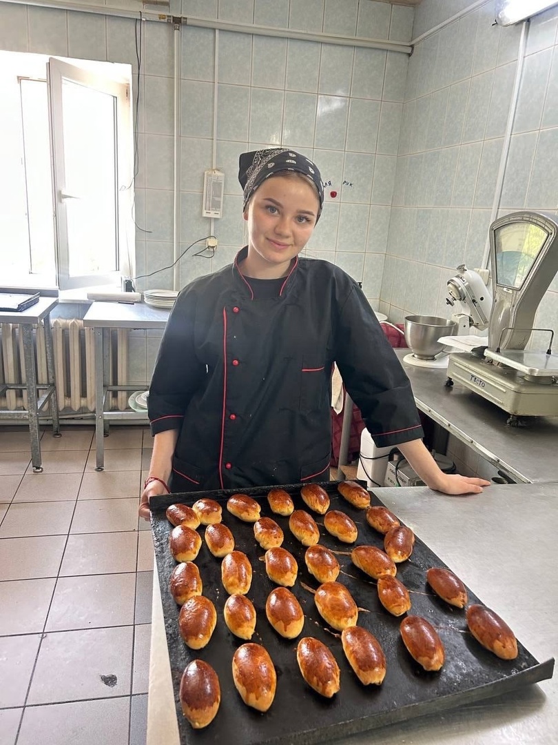 Анастасия Прокопенко, лидер первичного отделения «Движения Первых» Суражского промышленно-аграрного техникума, присоединилась к летнему челленджу «Съедобный шедевр»