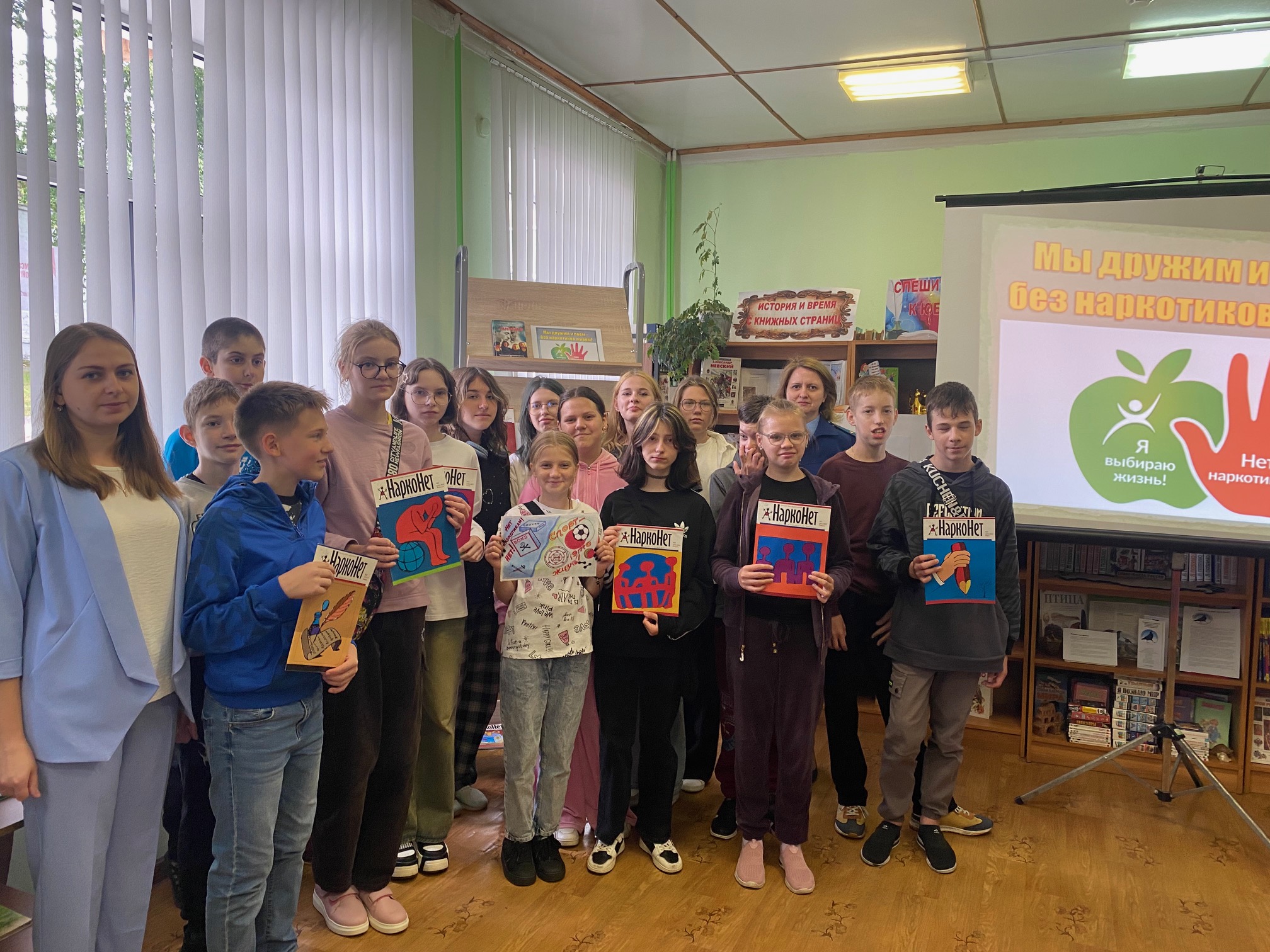 В Суражской городской детской библиотеке  для воспитанников летнего лагеря школы №3 прошел урок – предупреждение  «Мы дружим и поём – без наркотиков живём!»