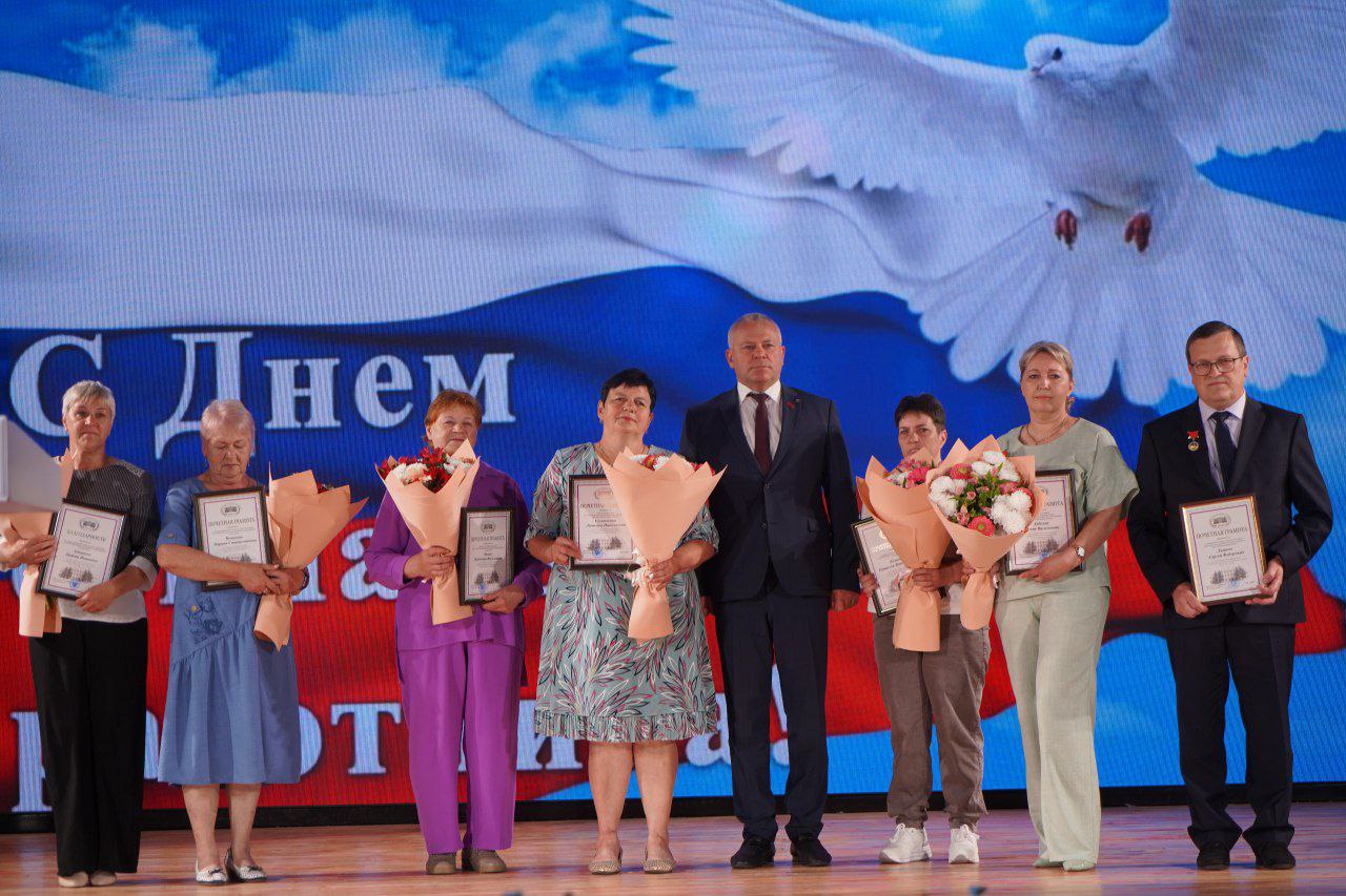 Александр Богомаз поздравил сотрудников социальной службы в преддверии их профессионального праздника — Дня социального работника