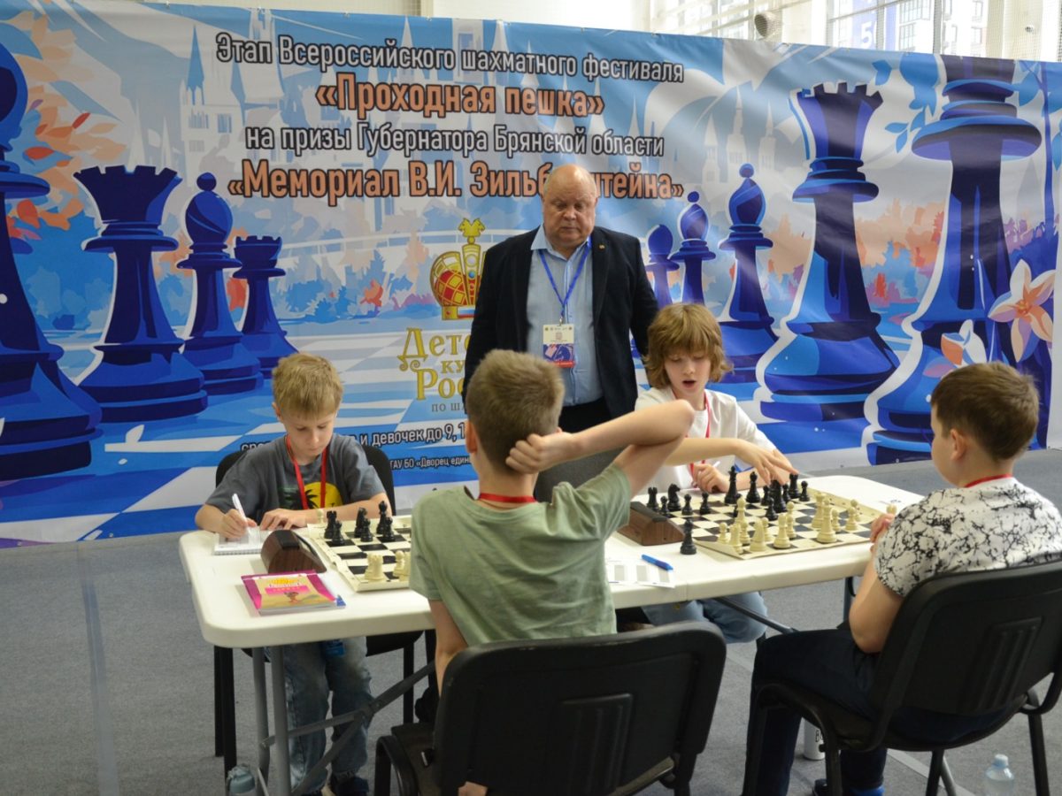 Во Дворце единоборств имени Артёма Осипенко проводится масштабное мероприятие — шахматный фестиваль