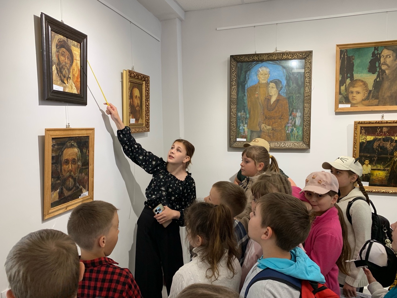 В Суражской межпоселенческой библиотеке дети из летнего оздоровительного лагеря школы № 3 познакомились с персональной выставкой Анатолия Петровича Дубинчука