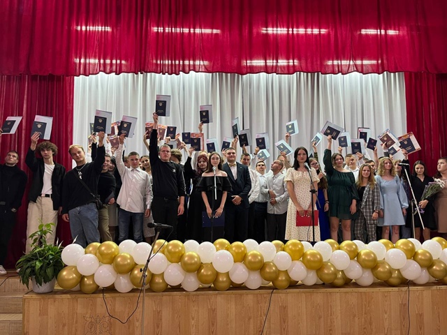 В Суражском промышленно -аграрном техникуме прозвучал последний звонок для выпускников