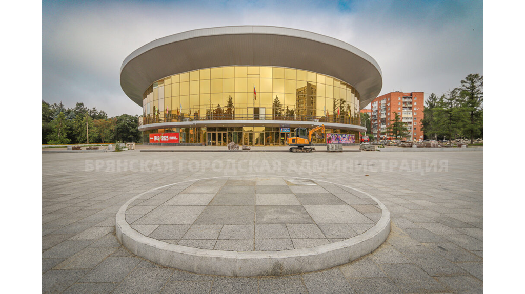 В Брянске на площади Октябрьской революции установили 600 метров гранитных бордюров