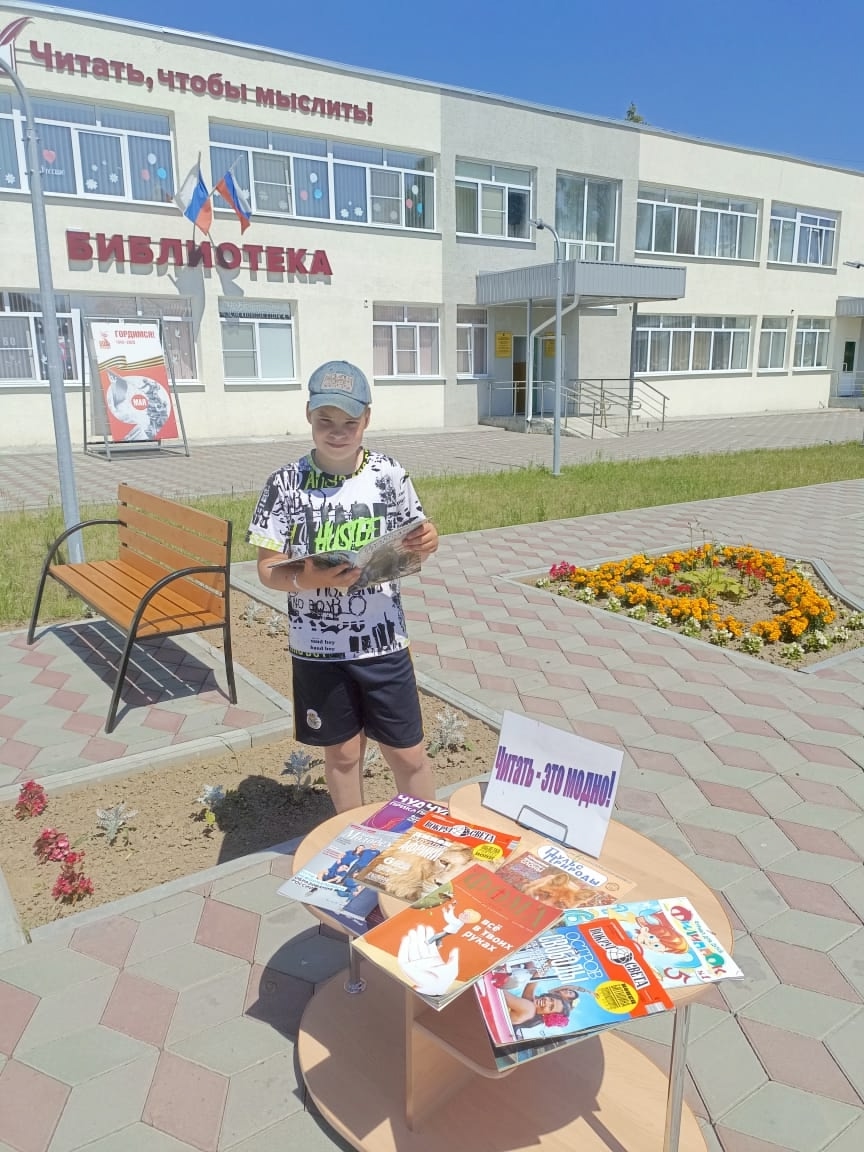 В Суражской районной межпоселенческой библиотеке продолжает работу читальный мини-зал под открытым небом «Читать – это модно!»