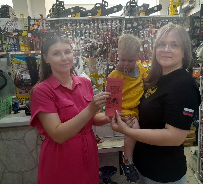 В Суражской районной межпоселенческой библиотеке прошла акция «Льготы и пособия многодетным семьям»