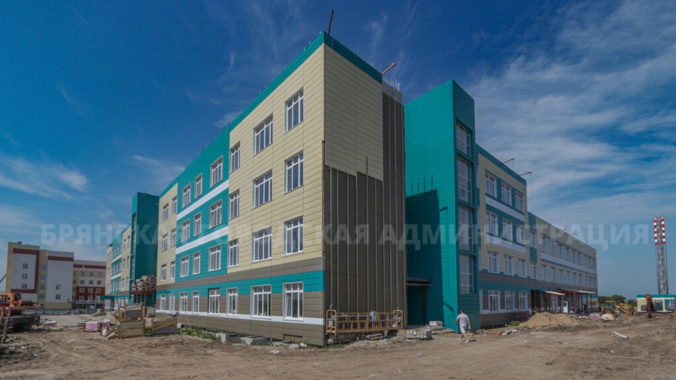 В Брянске утеплили стены строящегося второго корпуса Центра образования «Перспектива»