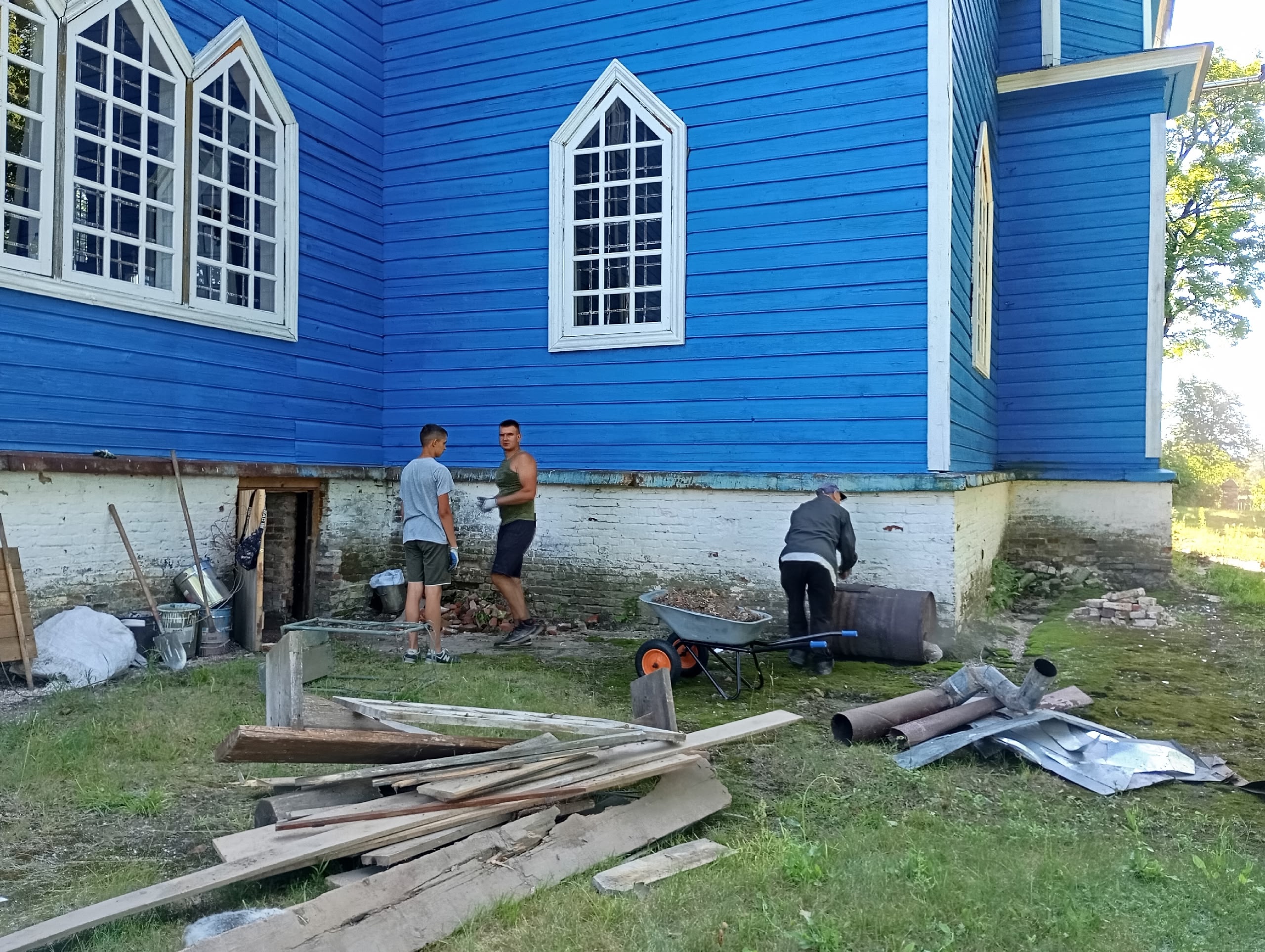 В храме во имя святителя Василия Великого села Душатин прошел субботник