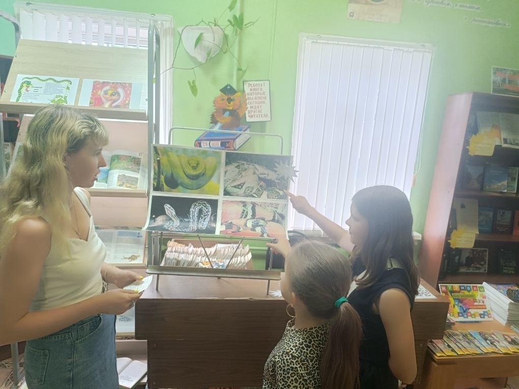 В рамках мероприятий «Ах, лето, лето, лето — книжная пора» в Суражской городской детской библиотеке проведена литературно-игровая программа «Мудрые и таинственные змеи»