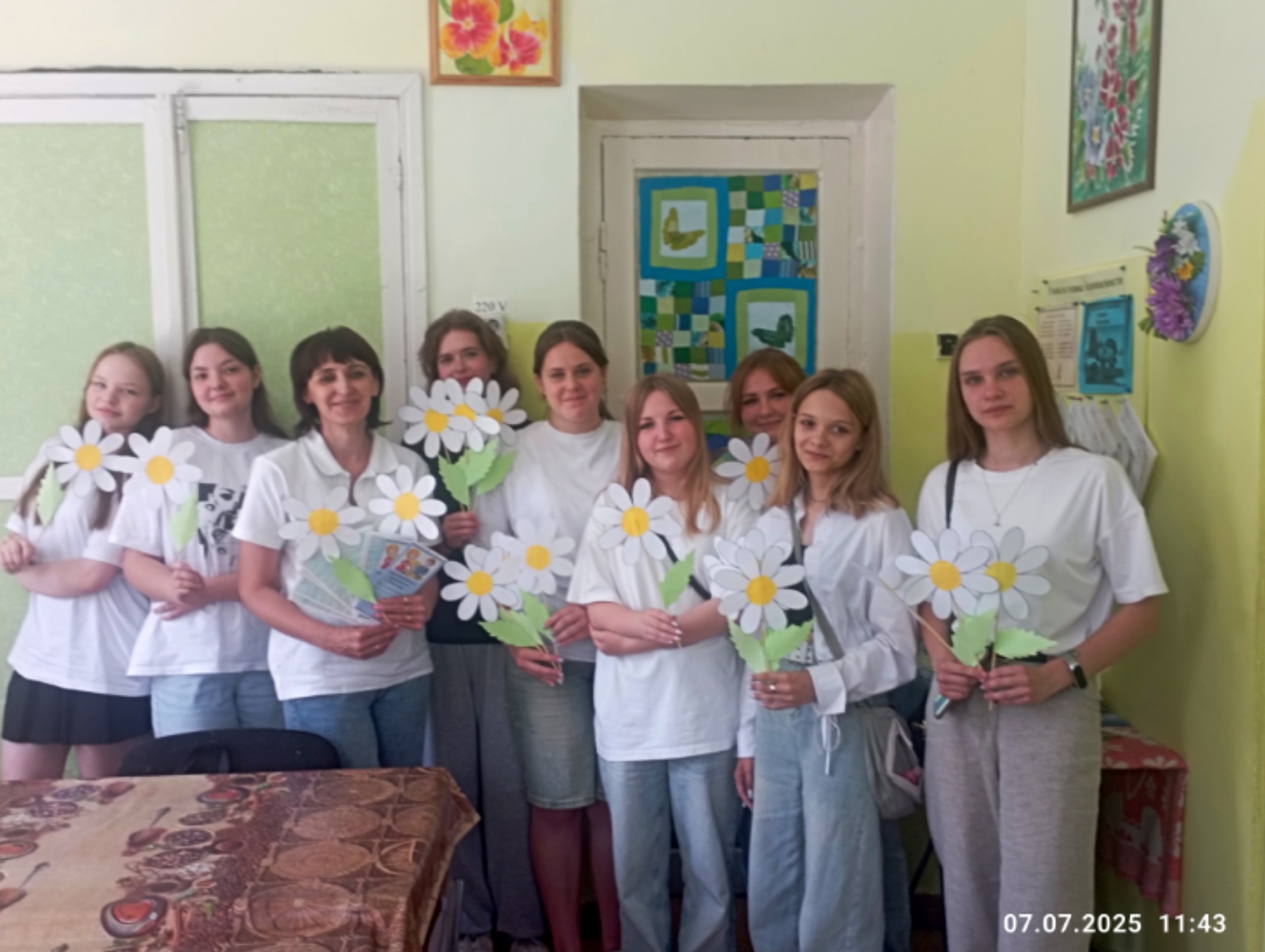 Мастер-класс «Дарите ромашки родным и любимым» активисты «Движения Первых» провели  для ребят из Центра детского творчества