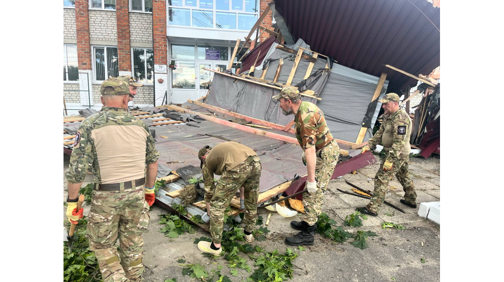 Сотрудники «БАРС-Брянск» устраняют последствия сильного ветра в Климово
