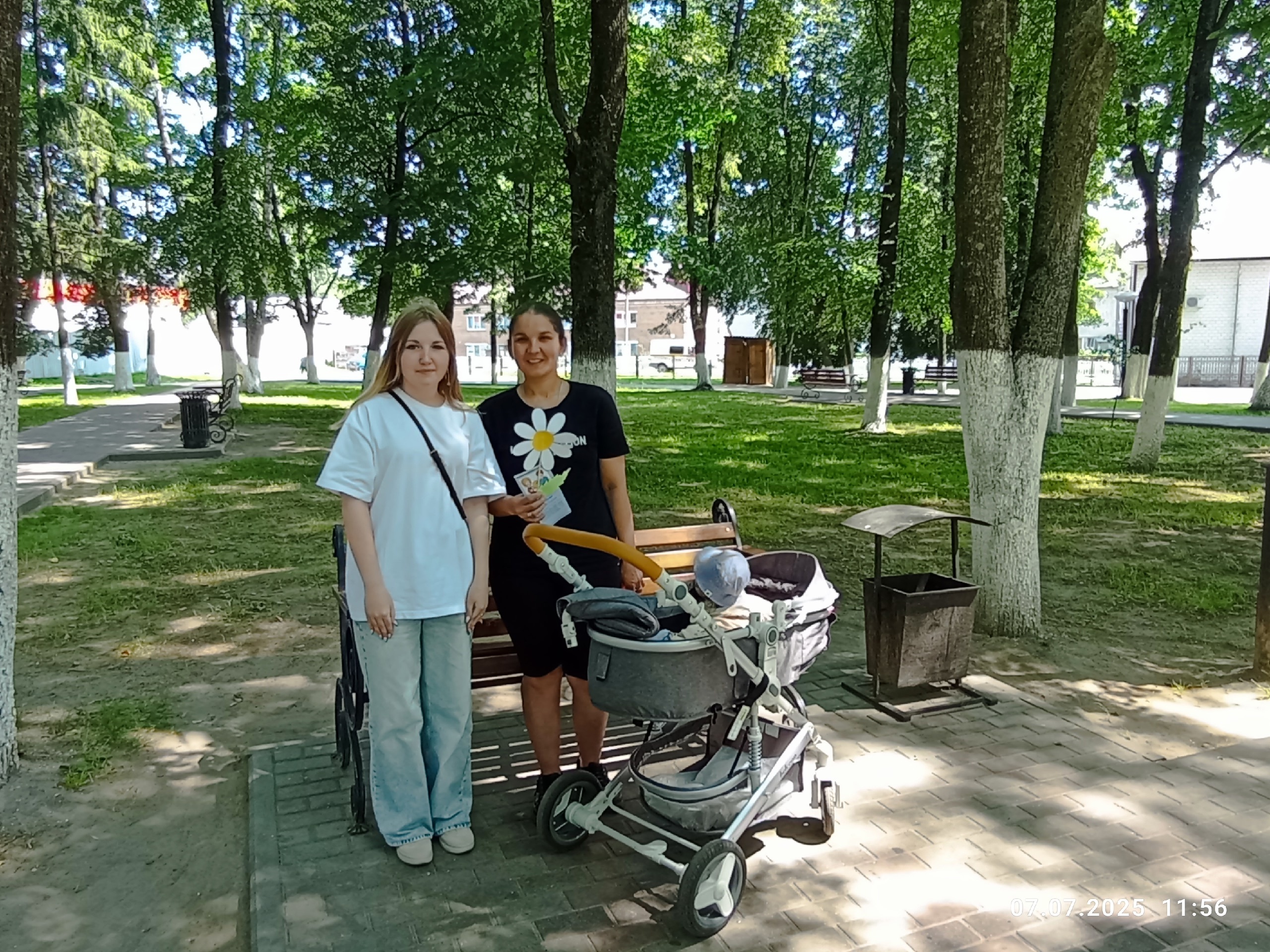 Активисты «Движения Первых»вручили памятки «Права и обязанности семьи» и подарили ромашки суражанам