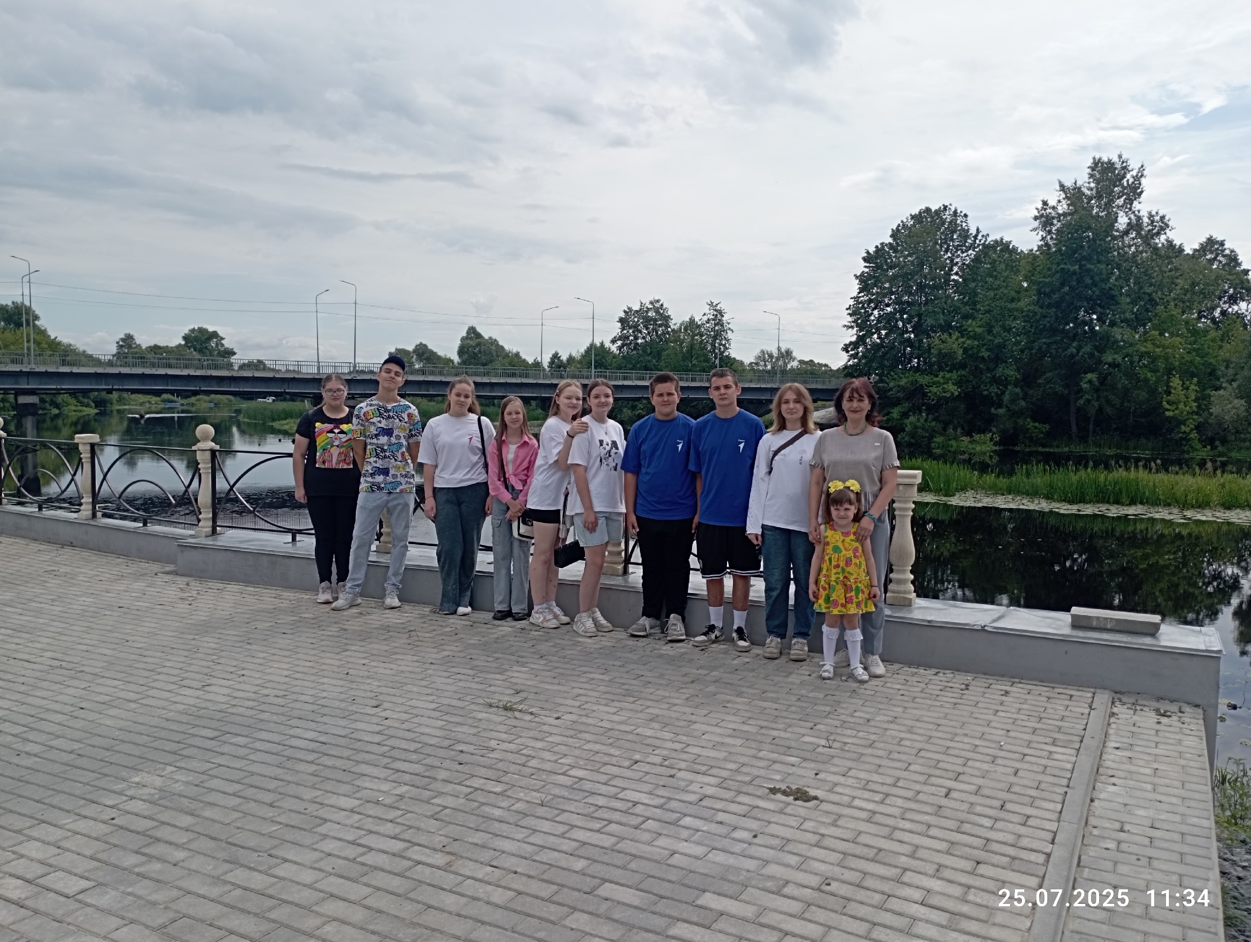 В рамках Всероссийской акции «Шаги дружбы» активисты «Движения Первых» Суражского района организовали пешую прогулку-экскурсию