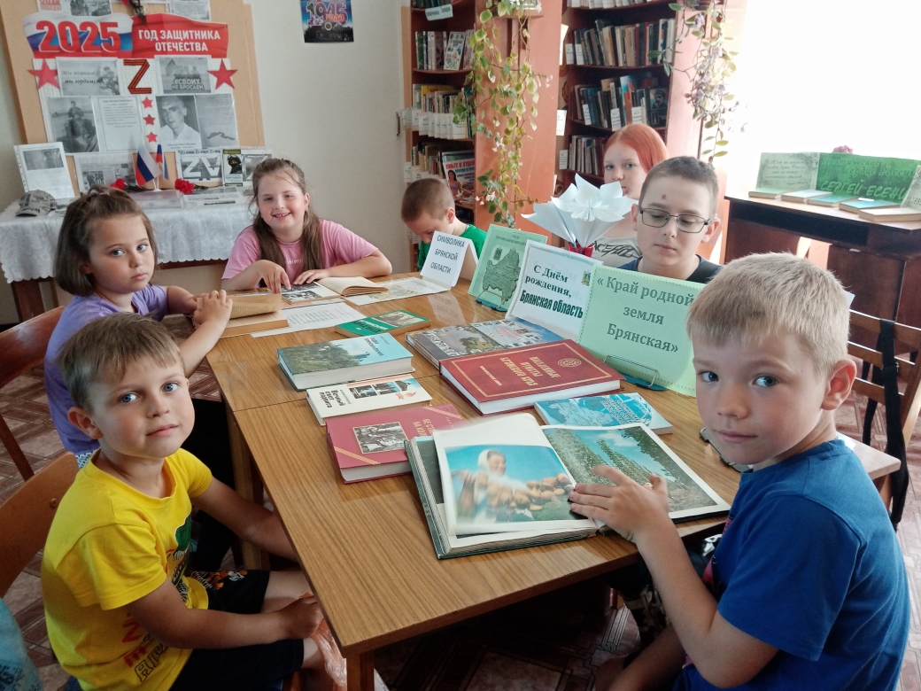 В Гудовской сельской библиотеке Суражского района ко Дню образования Брянской области вниманию читателей представлена выставка-обзор «Брянская земля – родная сторона».