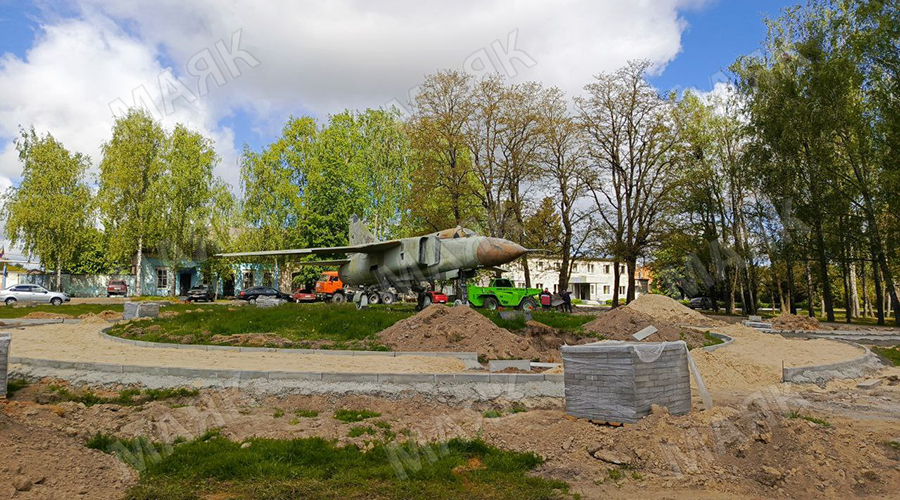 В Новозыбкове продолжаются работы по благоустройству сквера у Самолета