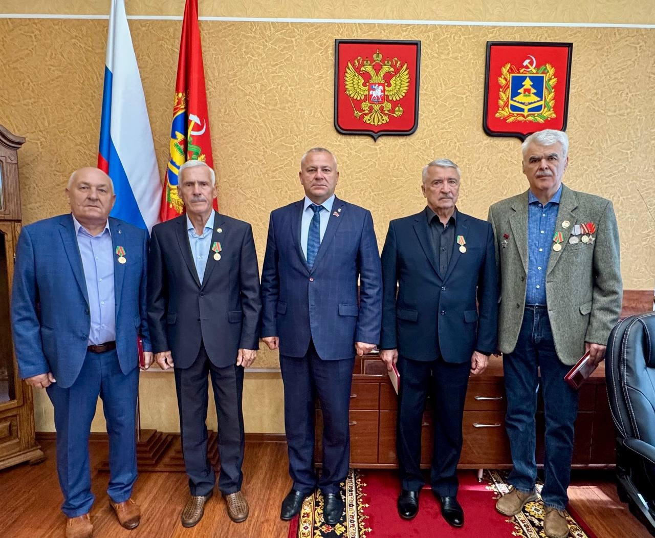  Председатель областной Думы Валентин Суббот вручил медали «80 лет освобождения Брянской области от немецко-фашистских захватчиков» членам областной общественной организации «Инвалидов войн и военных конфликтов»