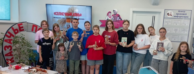 В Суражской районной библиотеке активисты «Движения первых» приняли участие в мастер- классе «Солнечный конь».