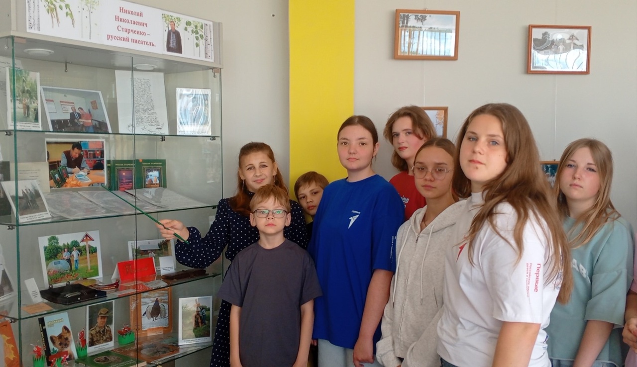 В Суражской районной межпоселенческой библиотеке активисты местного отделения «Движения Первых» познакомились с творчеством Н.Н.Старченко