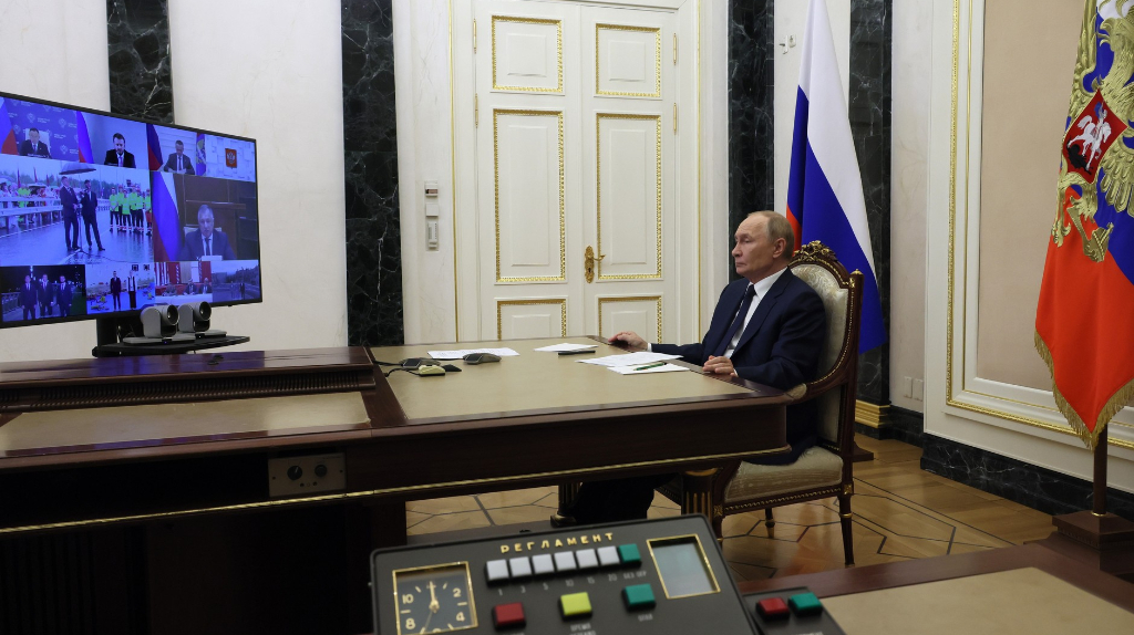 Президент России Владимир Путин открыл движение по путепроводу через ж/д пути в Унече Брянской области