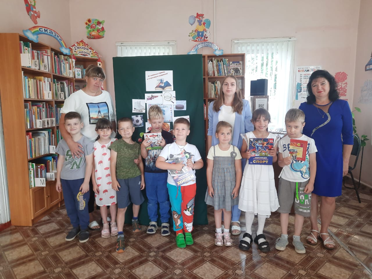 В Суражской городской детской библиотеке для воспитанников подготовительной группы детского сада «Капелька»прошел час интересных сообщений «От книжных страниц – к спортивным вершинам» .