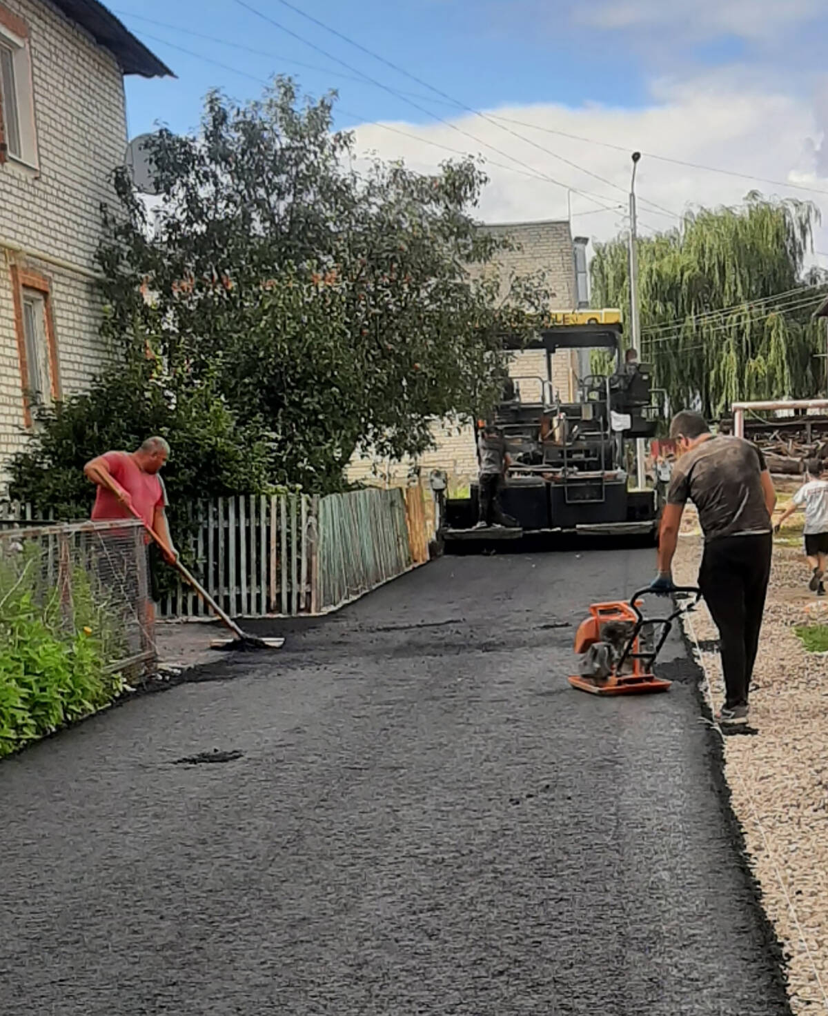 В Комаричах капитально ремонтируют дворовую территорию