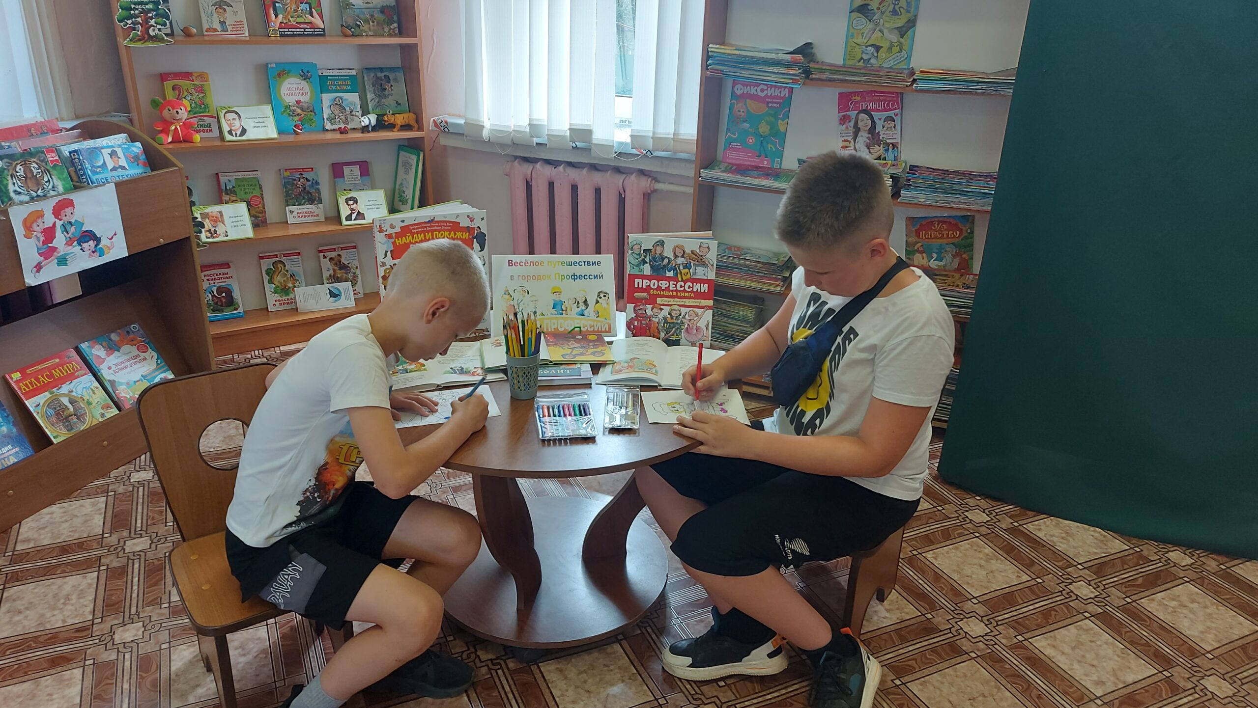 В Суражской городской детской библиотеке прошла игровая программа «Весёлое путешествие в городок Профессий»