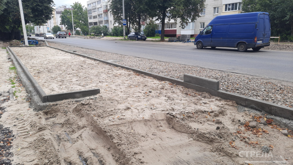 Остановочные площадки обустраивают в Брянске на улице Менжинского