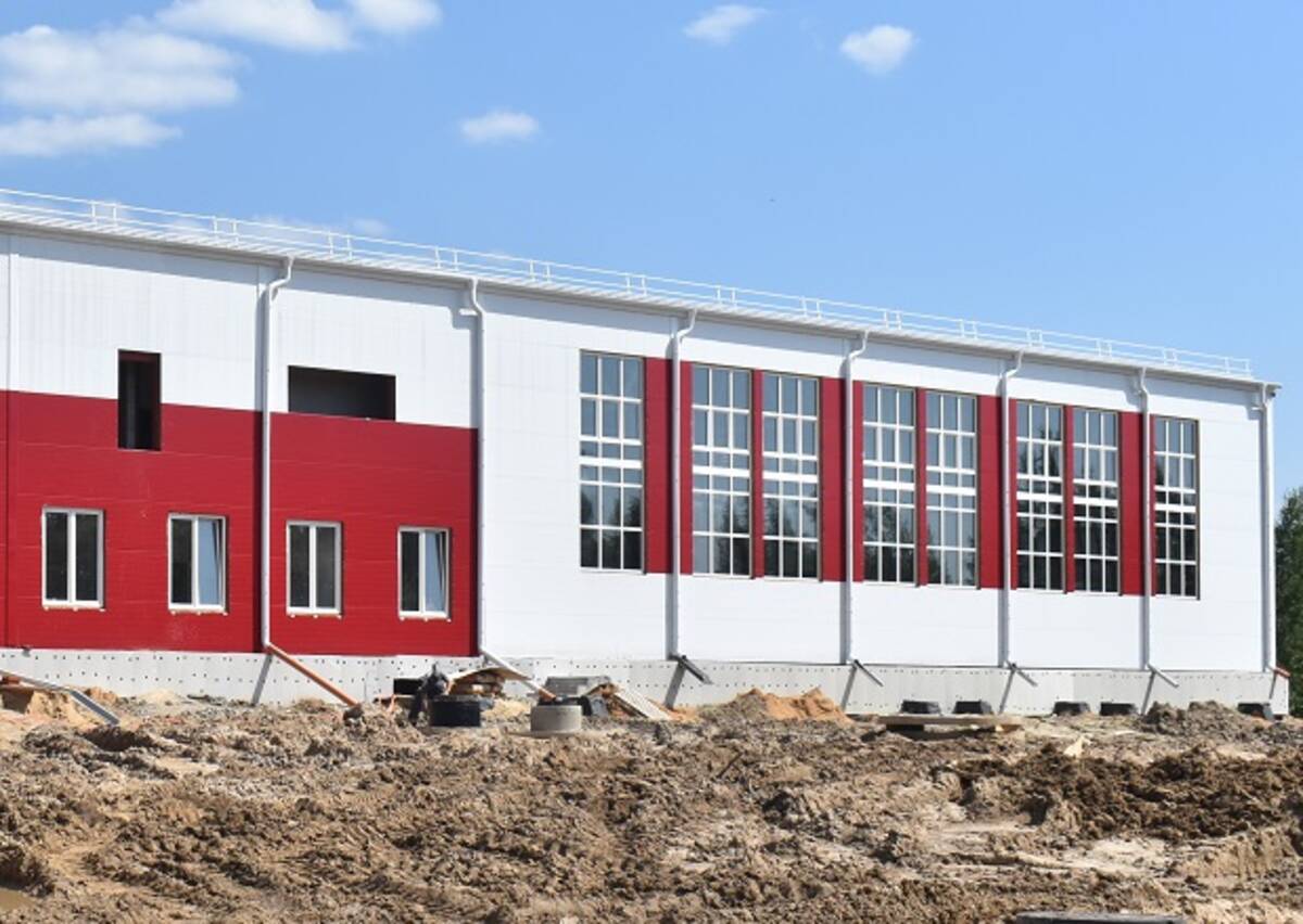 В Клетне продолжается возведение современного спортивного комплекса с бассейном