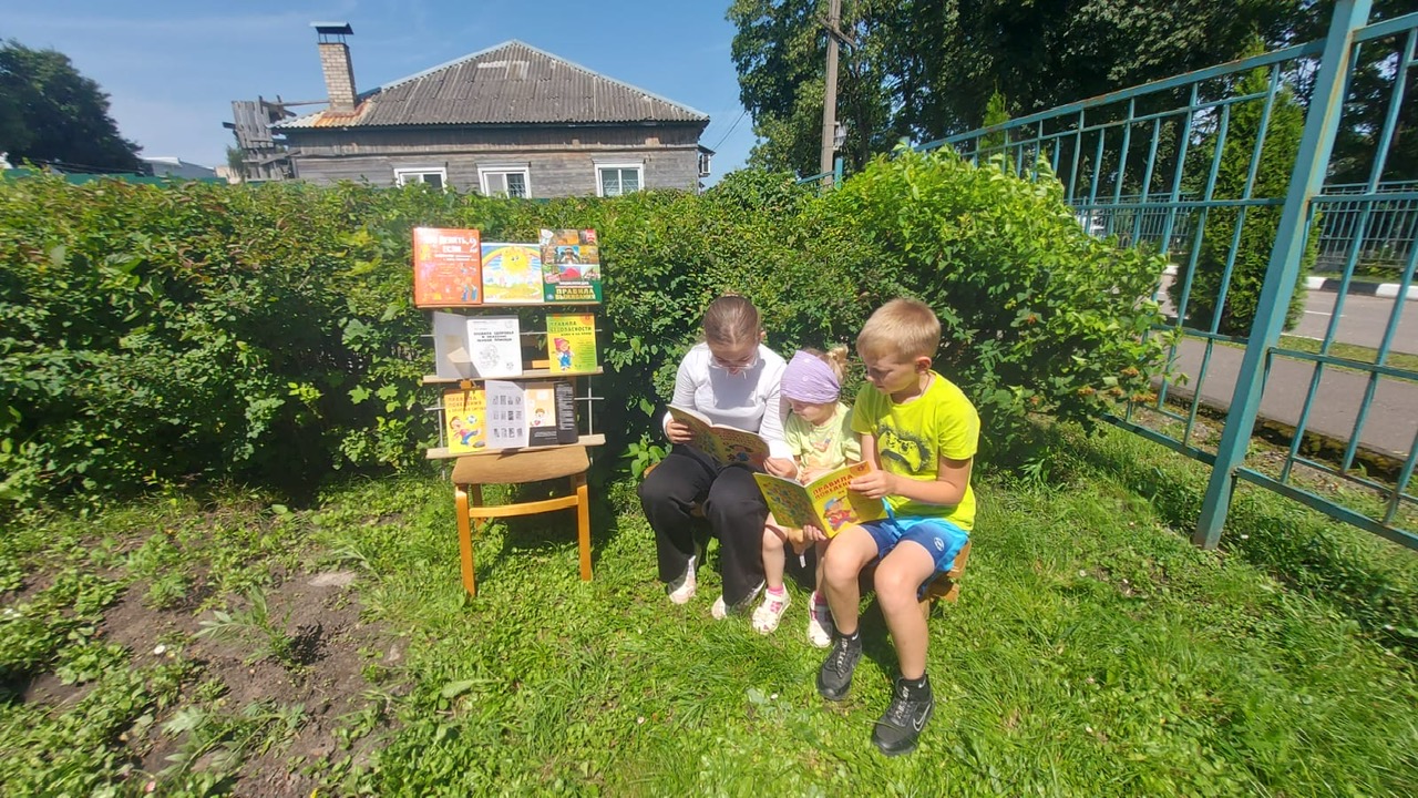 На площадке летнего читального зала  Суражской городской детской библиотеки сотрудники провели урок безопасности.