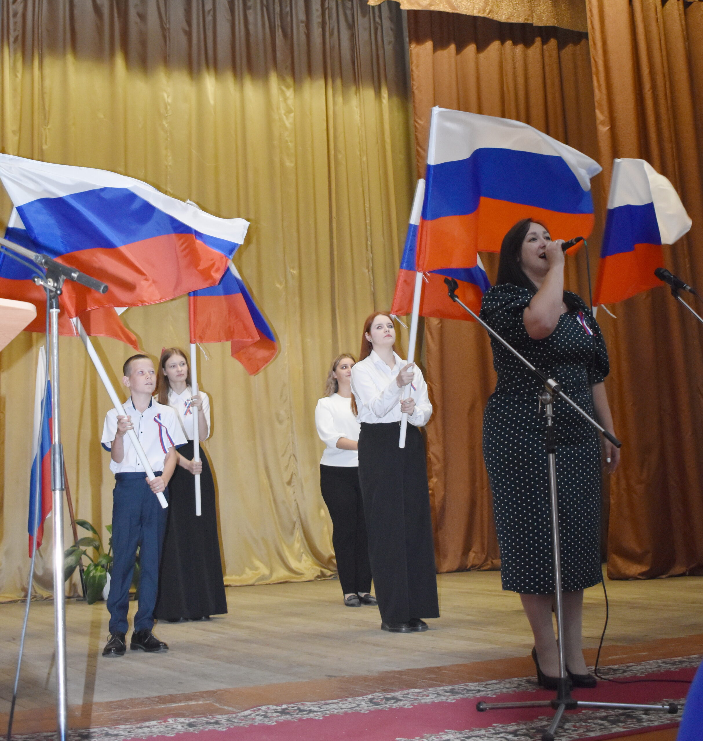 В Суражском Центре культуры состоялось торжественное мероприятие, посвященное Дню государственного флага Российской Федерации