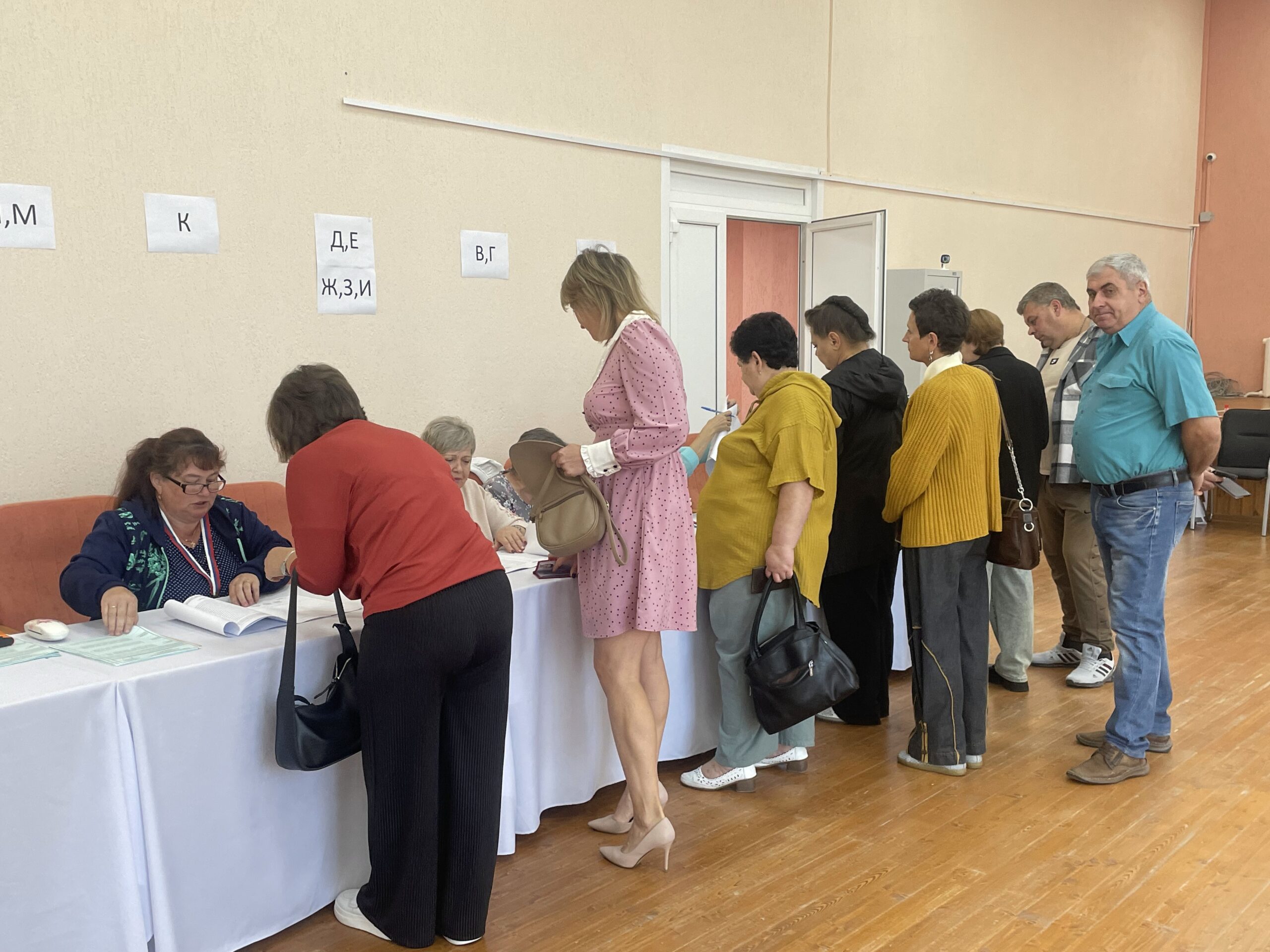 На избирательных участках Суражского района многолюдно