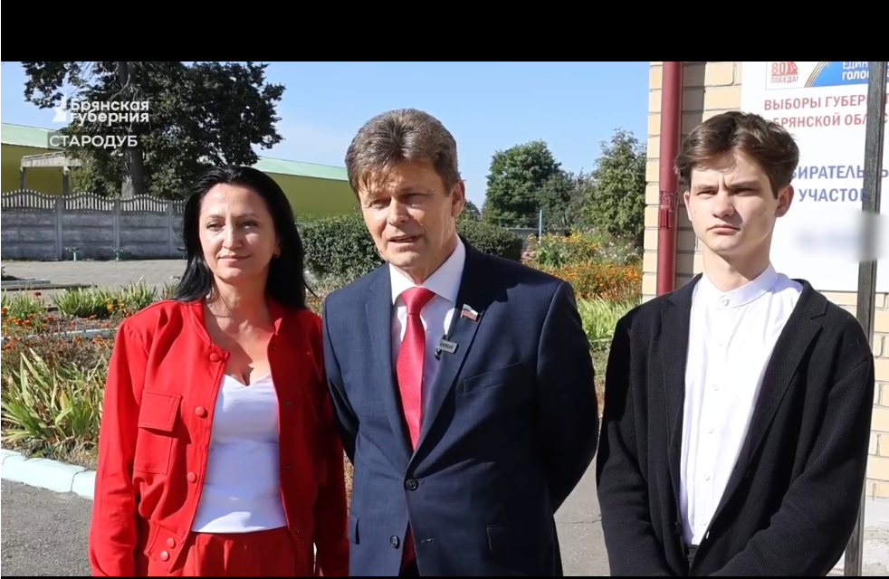 В Стародубском районе Брянской области проголосовал сенатор РФ Василий Попадайло