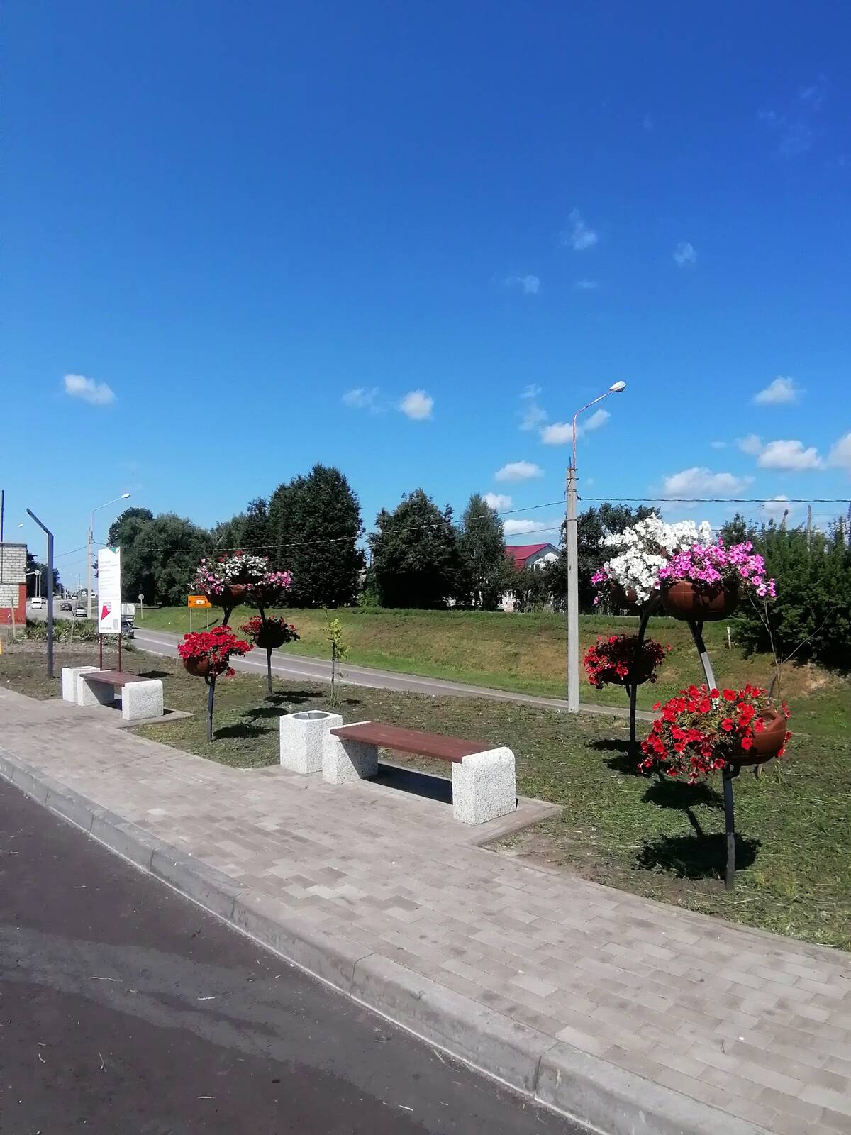 В Глинищево завершены работы по благоустройству участка площади «Народная»