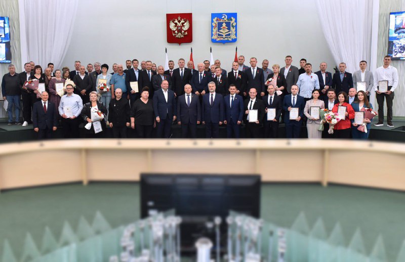 В преддверии профессионального праздника Губернатор Брянской области поздравил сотрудников и ветеранов машиностроительной отрасли.