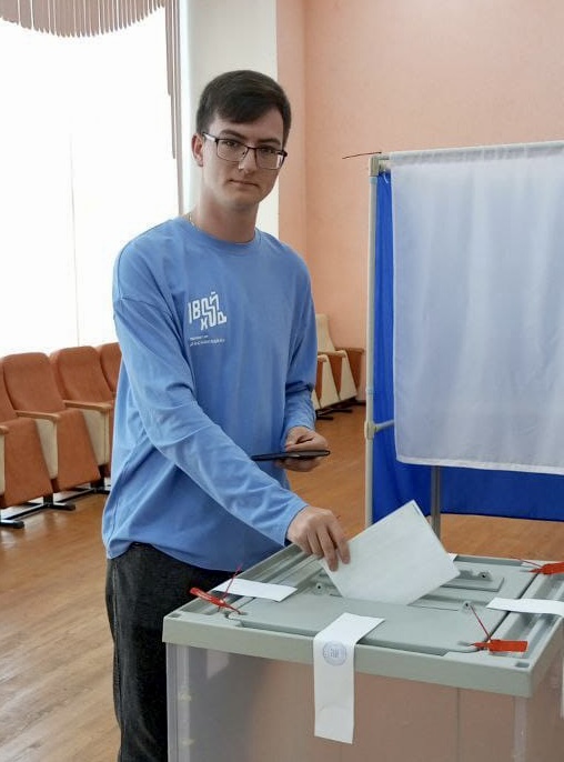 Впервые проголосовал студент Суражского педагогического колледжа, руководитель муниципального отделения Всероссийского общественного движения «Волонтеры Победы» Данила Федорина