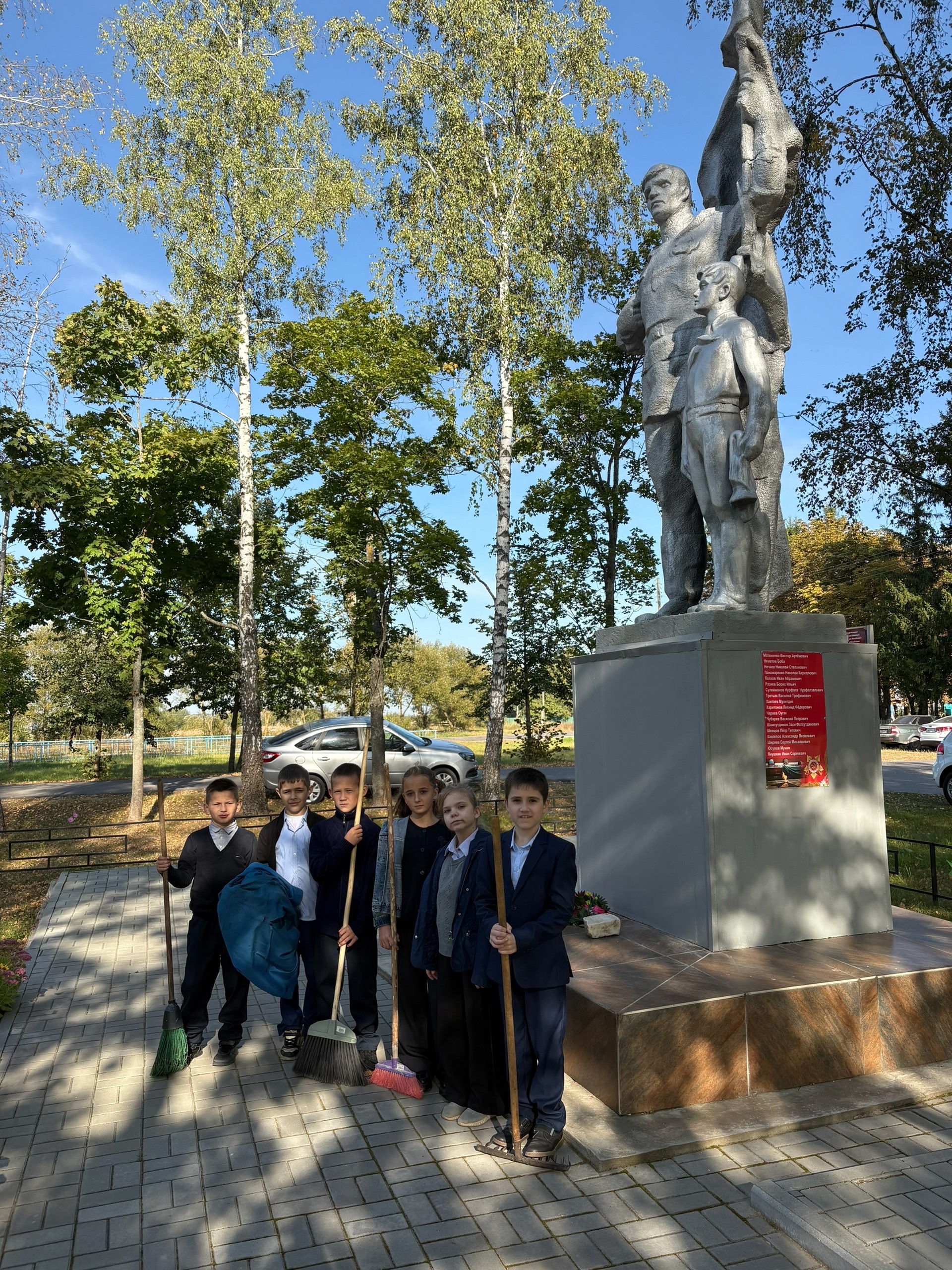 Территорию возле памятника погибшим воинам убрали обучающиеся начальных классов Душатинской школы 