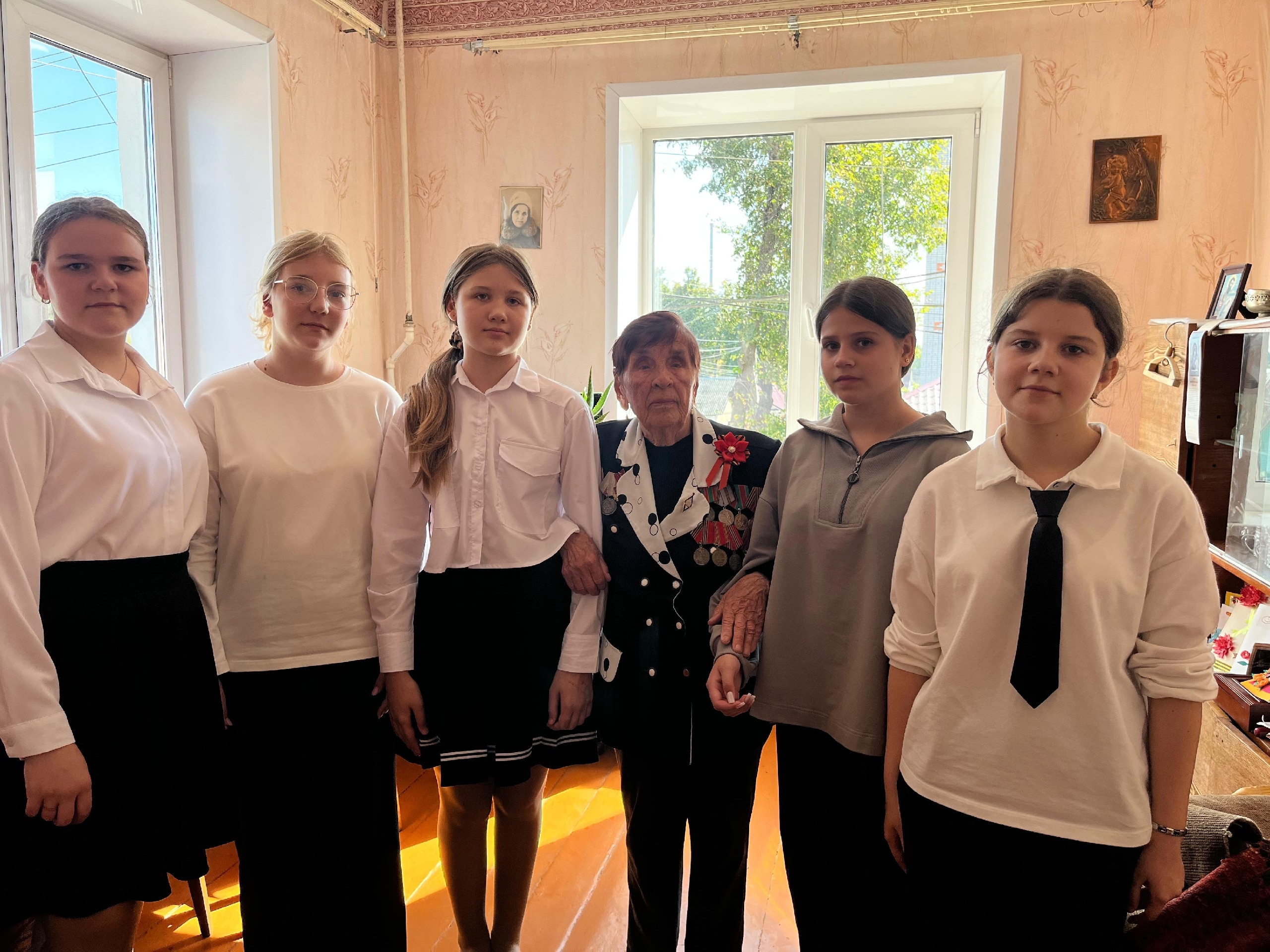 Волонтерский отряд «Добрые сердца» побывал в гостях у ветерана ВОВ Мехедовой Анны Петровны