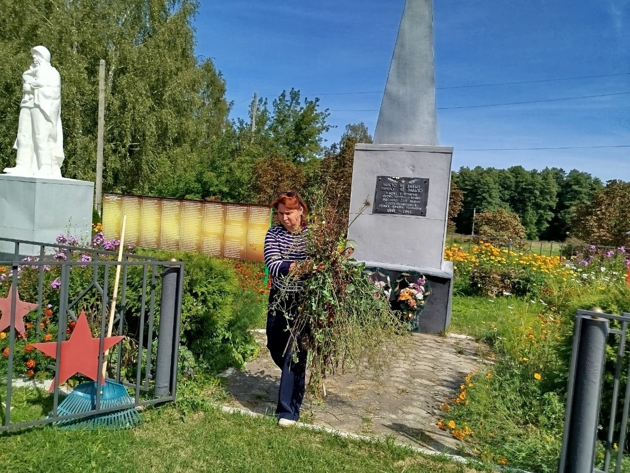 Библиотекари сельских библиотек Суражского района благоустраивают мемориалы и памятники