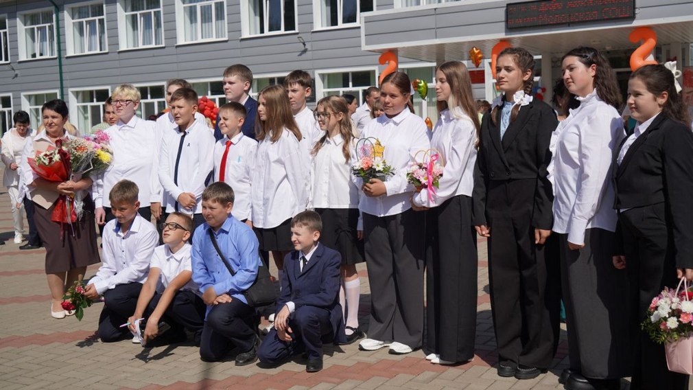 Меленская школа сегодня празднует 80-летний юбилей