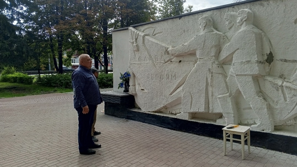 В Брянске в  сквере Металлургов обновляют барельеф