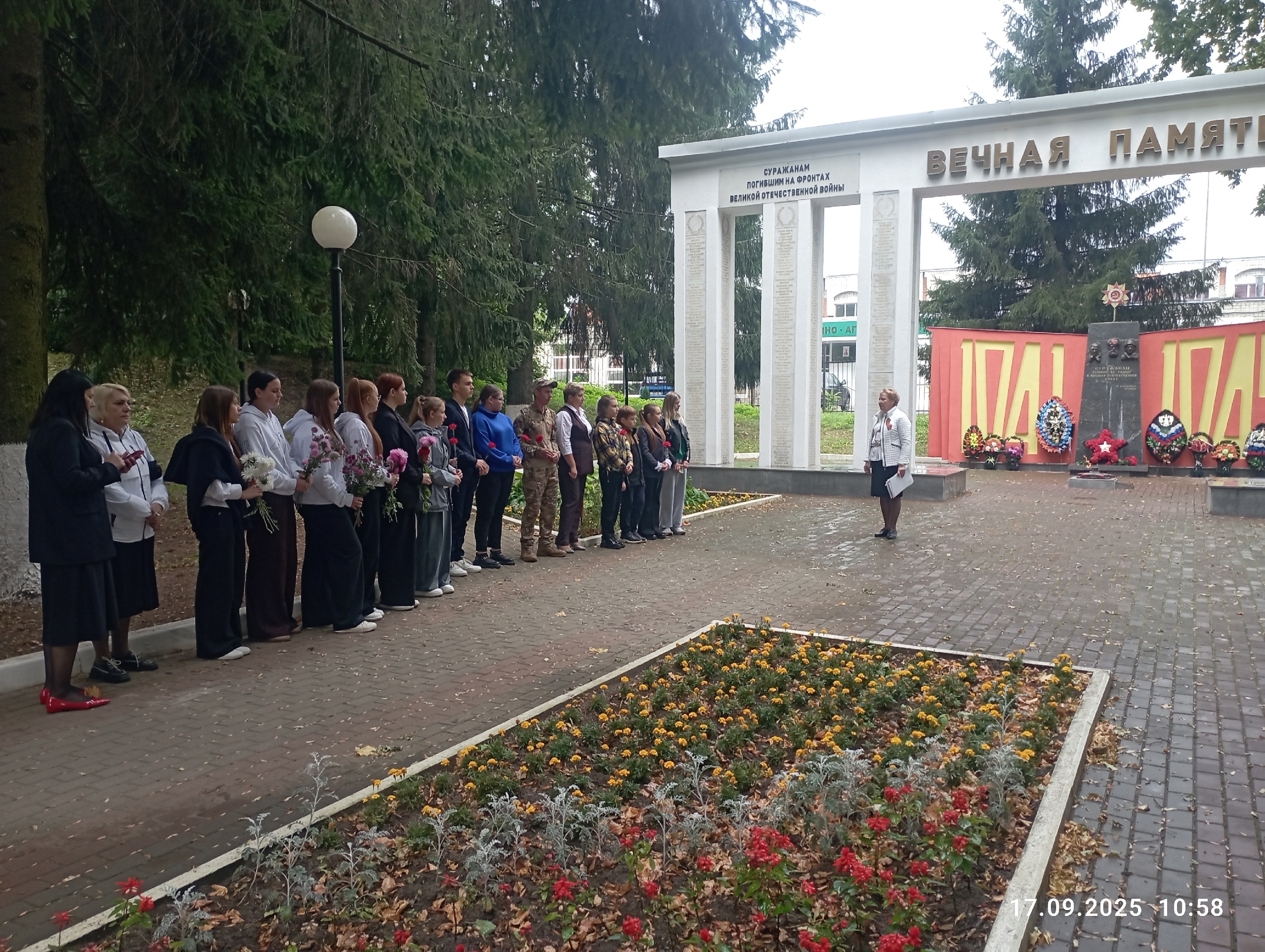 Активисты «Движения Первых» Суражского района приняли участие в торжественном мероприятии, посвященном Дню освобождения Брянской области от немецко-фашистских захватчиков