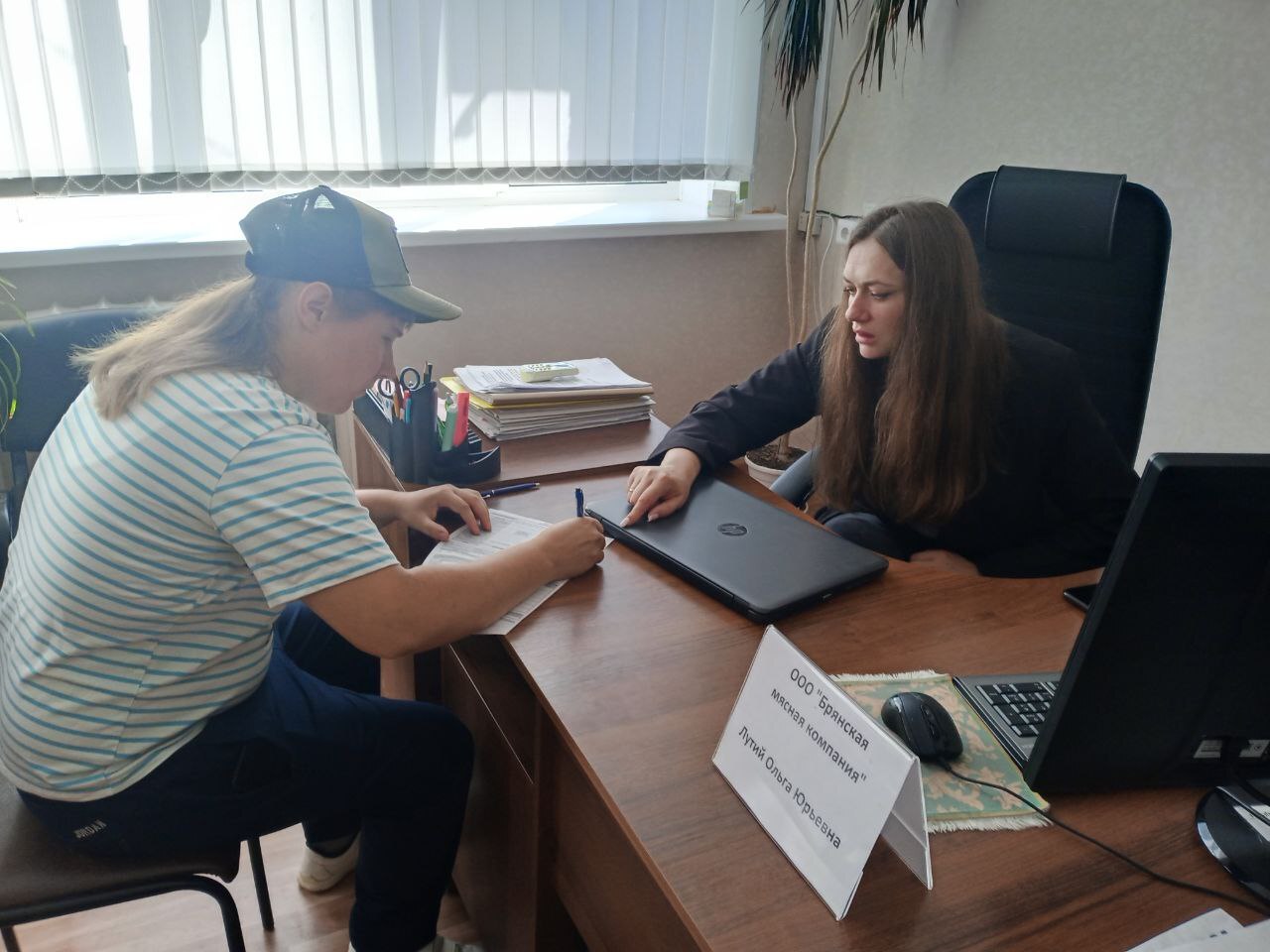 Центр занятости населения Суражского района активно поддерживает жителей в поиске работы