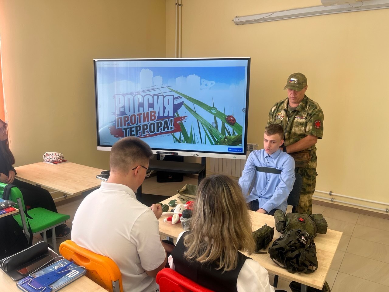 Методист по военно — патриотическому воспитанию Ляличского СКЦ Богданов П.Ю. провел беседу с учащимися Суражской школы №3