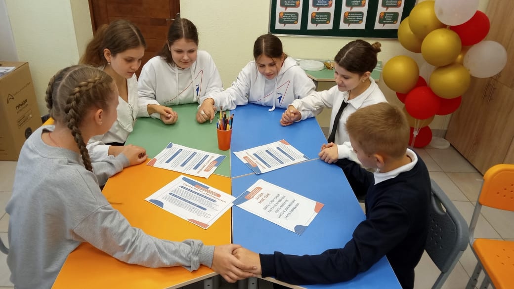 В рамках второго дня Недели Первых в Суражской школе №2 прошла викторина и активные перемены «Наши ценности