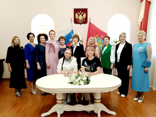 Начальник отдела ЗАГС Суражского района Елена Зданевич принимает участие в конкурсе на лучшего ведущего церемонии заключения брака