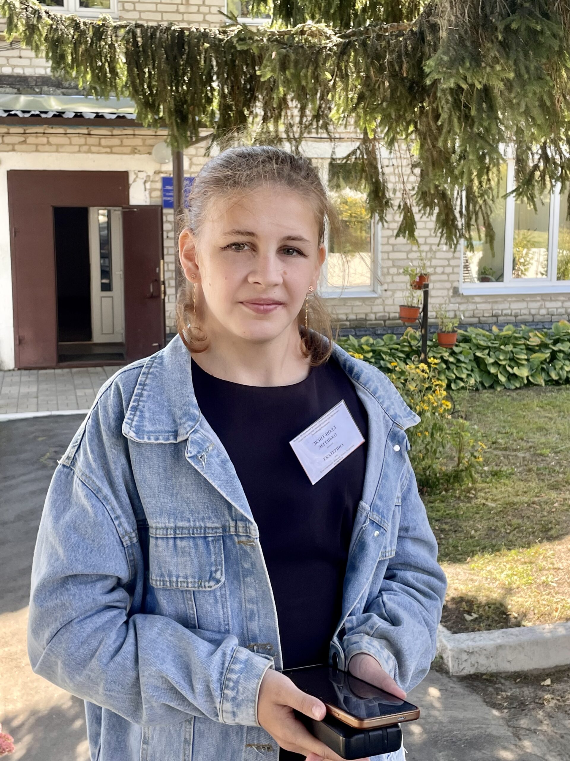 На выходе одного из избирательных участков в Сураже проводится опрос общественного мнения