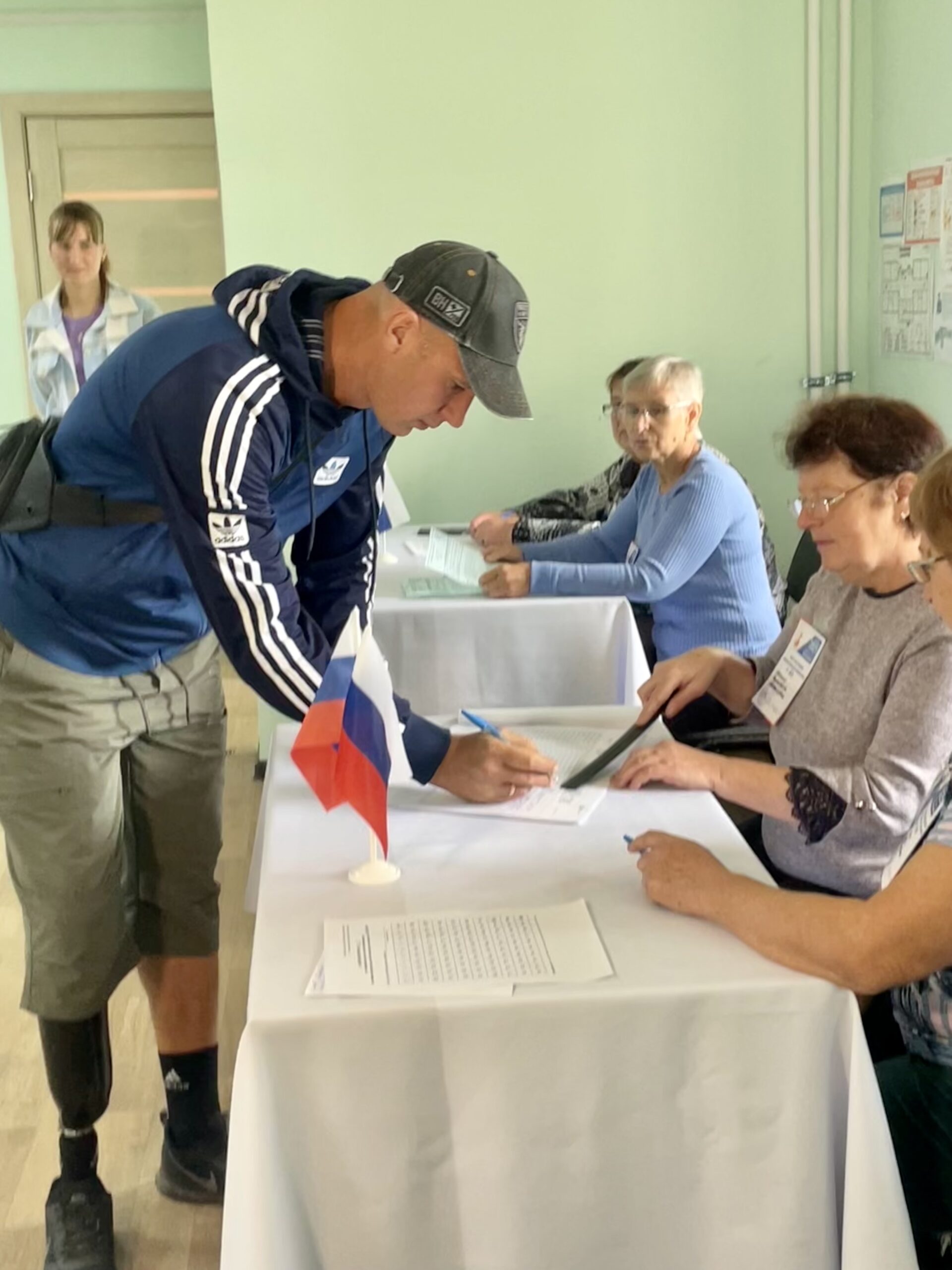 Свой голос за процветание Брянщины на выборах губернатора Брянской области отдал участник СВО, уроженец Суражского района Алексей Рословец